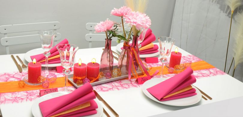 Sommerliche Tischdekoration in Pink Orange und