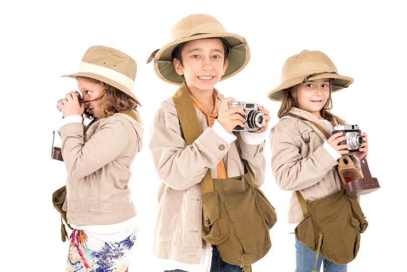 3 Kinder in Safari Outfits