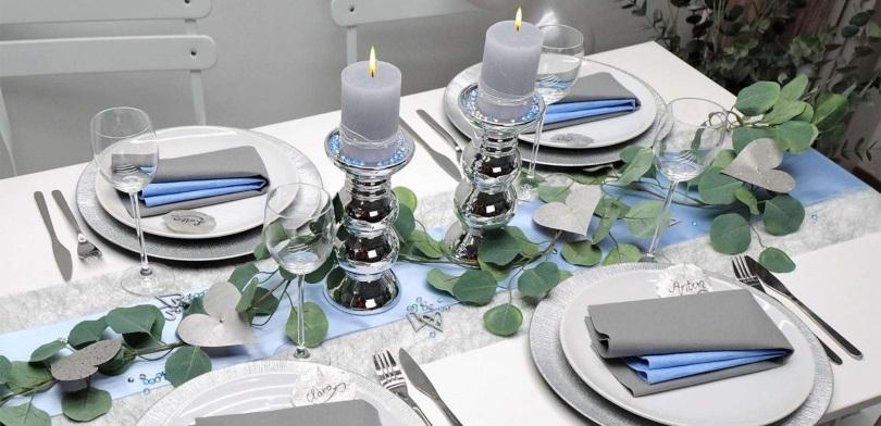 Tischdekoration-für-eine-Hochzeit-in-Silber-und-Blau